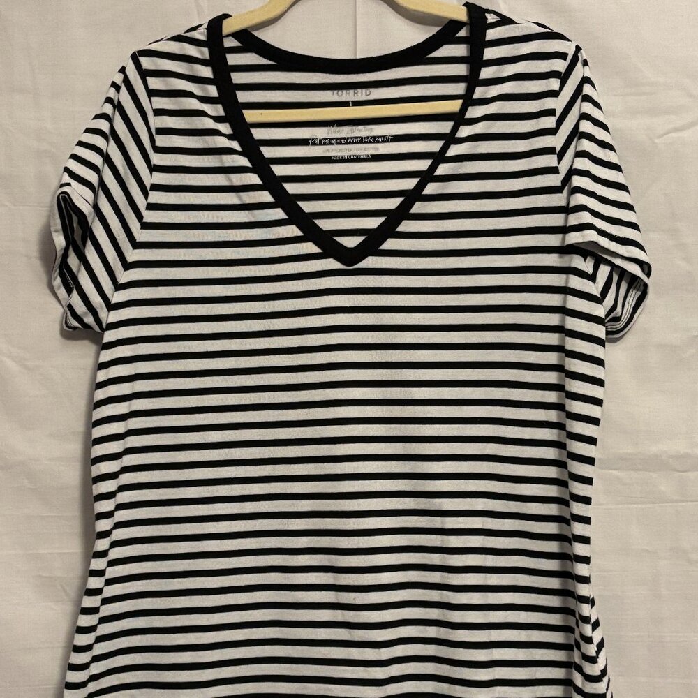 Torrid Girlfriend Signature Jersey V-Neck Tee Sz 1